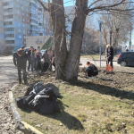 В общегородской субботник общественники наводят порядок на своих территориях