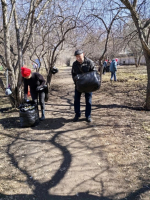 В общегородской субботник общественники наводят порядок на своих территориях
