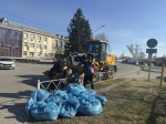 В Октябрьском районе Барнаула продолжаются работы по санитарной очистке территории после проведения общегородского субботника
