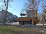 В Октябрьском районе Барнаула продолжаются работы по санитарной очистке территории после проведения общегородского субботника