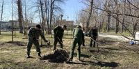 Сотрудники следственного управления СК России по Алтайскому краю облагородили аллею цветущих деревьев в парке «Изумрудный» - Следственный комитет