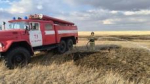 В пригороде Барнаула тушат крупный пожар на полях