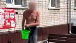 В Барнауле мужчина накричал на девушек / Кадр из видео