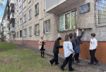 ТОСы Ленинского района вместе со школьниками проводят возложения цветов к памятным доскам Героям Советского Союза