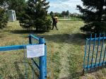 На пригородной территории Ленинского района провели повторную обработку общественных территорий от комаров