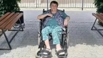 Нина Ивановна, которой помогли сотрудники зоопарка / Фото: скриншот видео