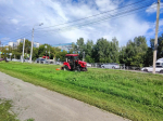 В Барнауле продолжается покос травы на общественных территориях