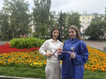 300 лент-триколоров раздали на Нулевом километре в преддверии Дня Государственного флага