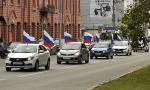 Ко Дню российского флага в Барнауле организовали автопробег