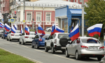Ко Дню российского флага в Барнауле организовали автопробег