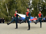 Торжественная церемония подъема Государственного флага Российской Федерации у стелы «Город трудовой доблести» в Барнауле