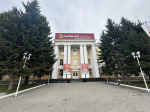 К 296-летию Барнаула Октябрьский район украсили праздничной символикой