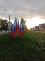 К празднованию Дня города улицы Индустриального района украсили баннерами и флагами с государственной символикой