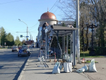 На проспекте Ленина продолжается монтаж новых остановочных павильонов