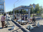 На проспекте Ленина продолжается монтаж новых остановочных павильонов