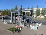 На проспекте Ленина продолжается монтаж новых остановочных павильонов