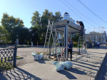На проспекте Ленина продолжается монтаж новых остановочных павильонов