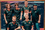 Команда «CKS4GAMERS» с тренером Максимом Егерем. Фото: Федерация фиджитал спорта Алтайского края