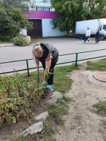 Субботники в Ленинском районе продолжаются: жители делают город уютнее