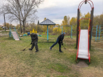Субботники в Ленинском районе продолжаются: жители делают город уютнее