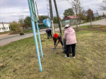 Субботники в Ленинском районе продолжаются: жители делают город уютнее