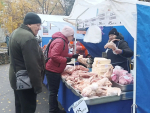 В сквере 60-летия СССР прошла продовольственная ярмарка выходного дня